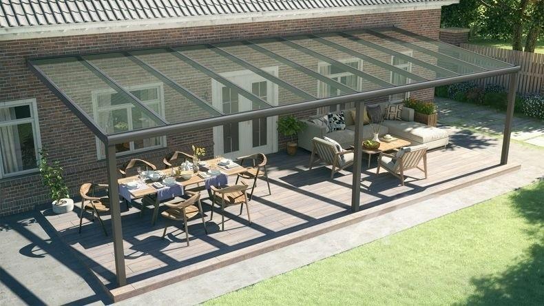 Vista dall'alto di una Veranda moderna antracite 7016, dimensioni 10,06 x 3,5 metri con tetto in vetro trasparente. Pergola/Gazebo elegante e resistente alle intemperie, ideale per spazi esterni raffinati e confortevoli, offre protezione UV ed è facile da montare.