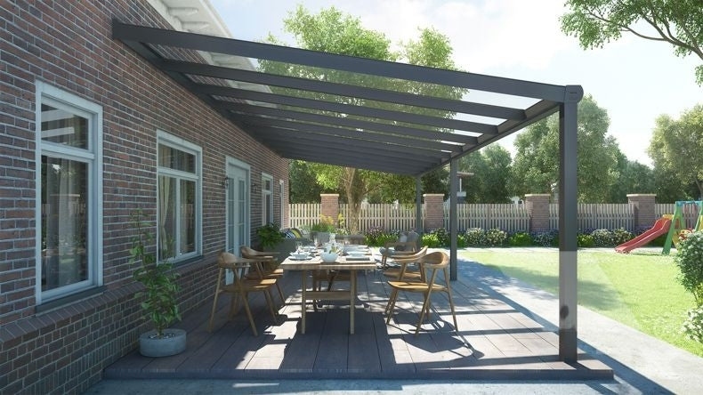 Vista laterale di una Veranda moderna antracite 7016, dimensioni 10,06 x 3,5 metri con tetto in vetro trasparente. Pergola/Gazebo elegante e resistente alle intemperie, ideale per spazi esterni raffinati e confortevoli, offre protezione UV ed è facile da montare.