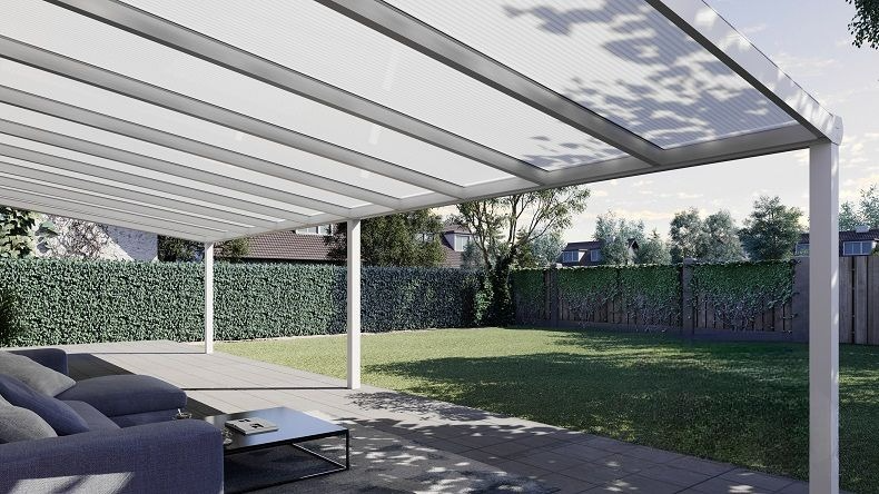 Vista Inferiore di una Veranda moderna bianco 9016, dimensioni 10,06 x 3,5 metri con tetto in policarbonato opale. Pergola/Gazebo elegante e resistente alle intemperie, ideale per spazi esterni raffinati e confortevoli, offre protezione UV ed è facile da montare.