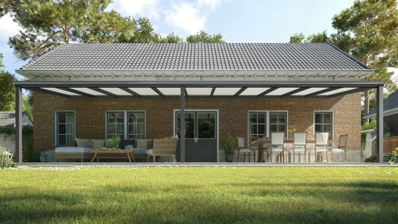 Vista Frontale di una Veranda moderna antracite 7016, dimensioni 11,06 x 2,5 metri con tetto in policarbonato opale. Pergola/Gazebo elegante e resistente alle intemperie, ideale per spazi esterni raffinati e confortevoli, offre protezione UV ed è facile da montare.