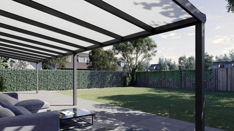 Vista Inferiore di una Veranda moderna antracite 7016, dimensioni 11,06 x 2,5 metri con tetto in policarbonato opale. Pergola/Gazebo elegante e resistente alle intemperie, ideale per spazi esterni raffinati e confortevoli, offre protezione UV ed è facile da montare.