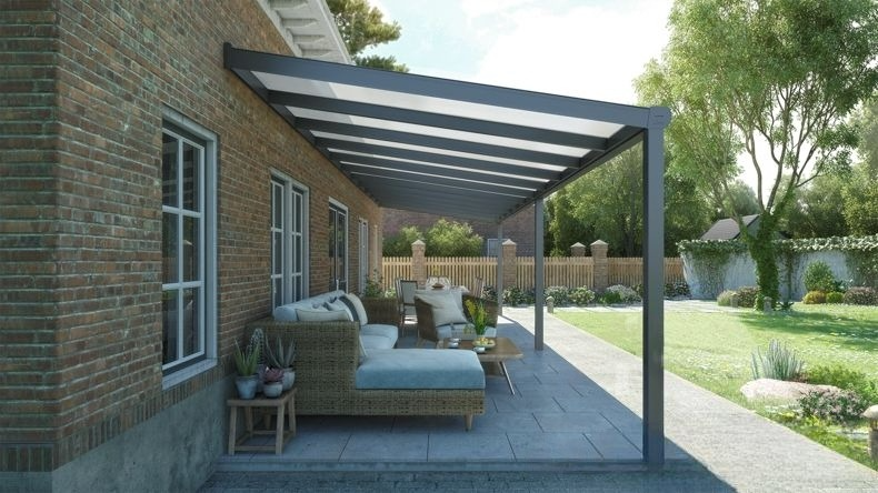 Vista laterale di una Veranda moderna antracite 7016, dimensioni 11,06 x 2,5 metri con tetto in policarbonato opale. Pergola/Gazebo elegante e resistente alle intemperie, ideale per spazi esterni raffinati e confortevoli, offre protezione UV ed è facile da montare.