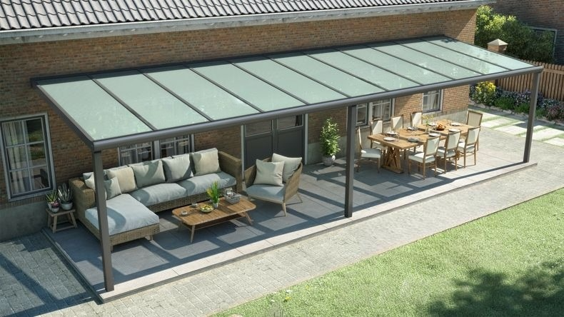 Vista dall'alto di una Veranda moderna antracite 7016, dimensioni 11,06 x 2,5 metri con tetto in vetro opale. Pergola/Gazebo elegante e resistente alle intemperie, ideale per spazi esterni raffinati e confortevoli, offre protezione UV ed è facile da montare.