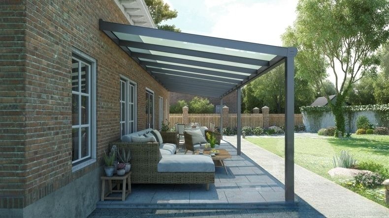 Vista laterale di una Veranda moderna antracite 7016, dimensioni 11,06 x 2,5 metri con tetto in vetro opale. Pergola/Gazebo elegante e resistente alle intemperie, ideale per spazi esterni raffinati e confortevoli, offre protezione UV ed è facile da montare.