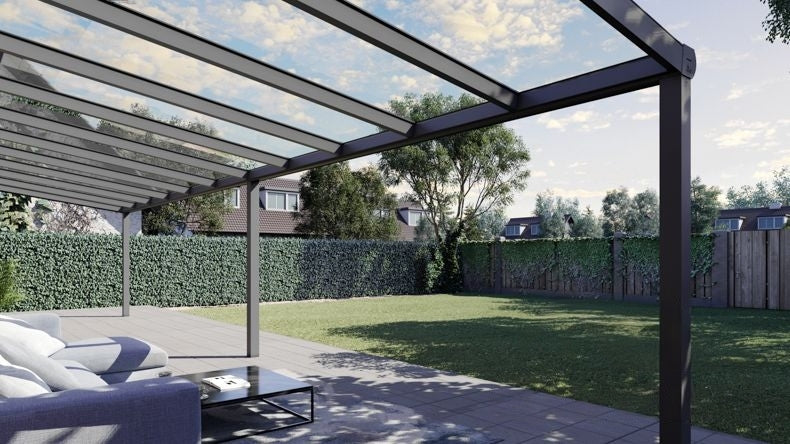 Vista Inferiore di una Veranda moderna antracite 7016, dimensioni 11,06 x 2,5 metri con tetto in vetro trasparente. Pergola/Gazebo elegante e resistente alle intemperie, ideale per spazi esterni raffinati e confortevoli, offre protezione UV ed è facile da montare.