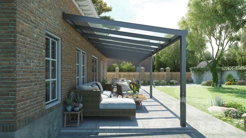 Vista laterale di una Veranda moderna antracite 7016, dimensioni 11,06 x 2,5 metri con tetto in vetro trasparente. Pergola/Gazebo elegante e resistente alle intemperie, ideale per spazi esterni raffinati e confortevoli, offre protezione UV ed è facile da montare.