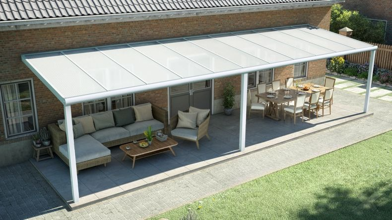 Vista dall'alto di una Veranda moderna bianco 9016, dimensioni 11,06 x 2,5 metri con tetto in policarbonato opale. Pergola/Gazebo elegante e resistente alle intemperie, ideale per spazi esterni raffinati e confortevoli, offre protezione UV ed è facile da montare.