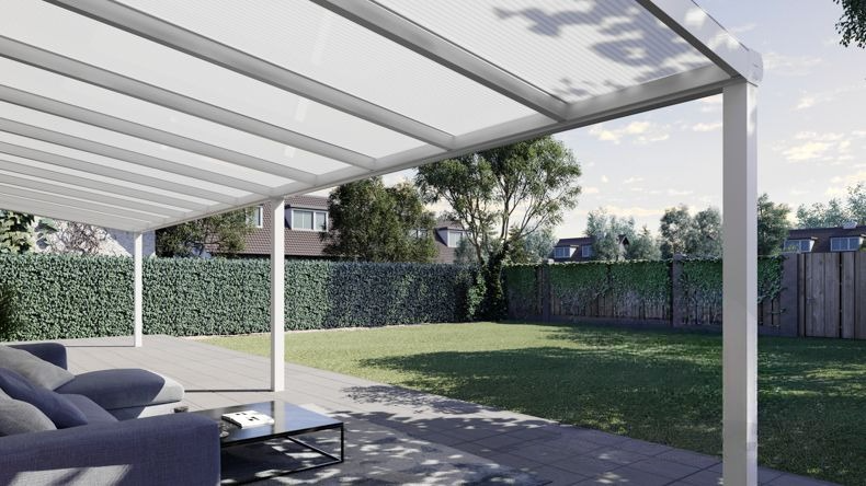 Vista Inferiore di una Veranda moderna bianco 9016, dimensioni 11,06 x 2,5 metri con tetto in policarbonato opale. Pergola/Gazebo elegante e resistente alle intemperie, ideale per spazi esterni raffinati e confortevoli, offre protezione UV ed è facile da montare.