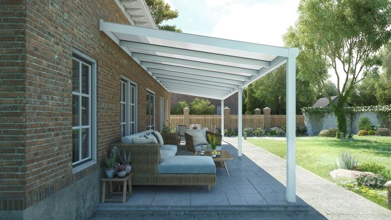 Vista laterale di una Veranda moderna bianco 9016, dimensioni 11,06 x 2,5 metri con tetto in policarbonato opale. Pergola/Gazebo elegante e resistente alle intemperie, ideale per spazi esterni raffinati e confortevoli, offre protezione UV ed è facile da montare.