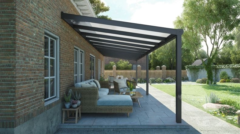 Vista laterale di una Veranda moderna nero 9005, dimensioni 11,06 x 2,5 metri con tetto in policarbonato opale. Pergola/Gazebo elegante e resistente alle intemperie, ideale per spazi esterni raffinati e confortevoli, offre protezione UV ed è facile da montare.