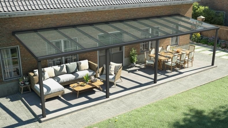 Vista dall'alto di una Veranda moderna nero 9005, dimensioni 11,06 x 2,5 metri con tetto in vetro trasparente. Pergola/Gazebo elegante e resistente alle intemperie, ideale per spazi esterni raffinati e confortevoli, offre protezione UV ed è facile da montare.