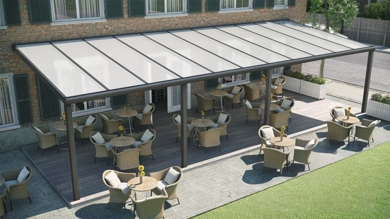 Vista dall'alto di una Veranda moderna antracite 7016, dimensioni 11,06 x 3,5 metri con tetto in policarbonato opale. Pergola/Gazebo elegante e resistente alle intemperie, ideale per spazi esterni raffinati e confortevoli, offre protezione UV ed è facile da montare.