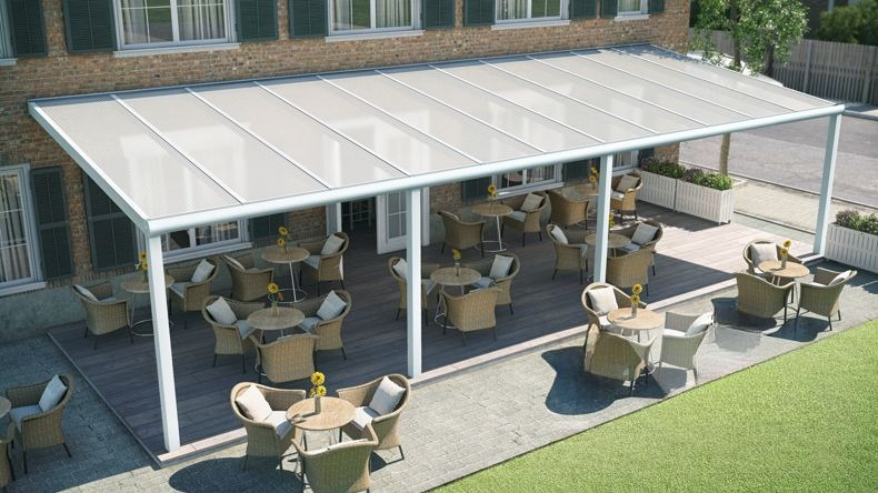 Vista dall'alto di una Veranda moderna bianco 9016, dimensioni 11,06 x 3,5 metri con tetto in policarbonato opale. Pergola/Gazebo elegante e resistente alle intemperie, ideale per spazi esterni raffinati e confortevoli, offre protezione UV ed è facile da montare.