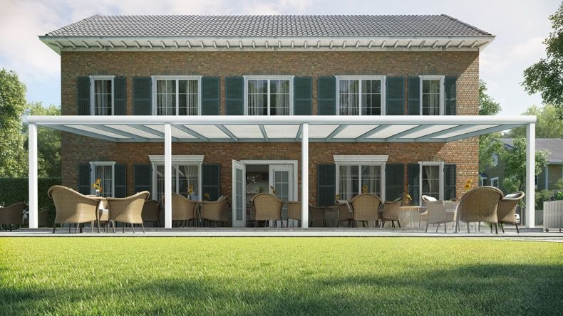 Vista Frontale di una Veranda moderna bianco 9016, dimensioni 11,06 x 3,5 metri con tetto in policarbonato opale. Pergola/Gazebo elegante e resistente alle intemperie, ideale per spazi esterni raffinati e confortevoli, offre protezione UV ed è facile da montare.