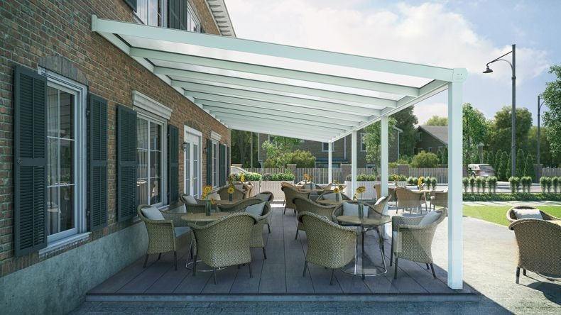 Vista laterale di una Veranda moderna bianco 9016, dimensioni 11,06 x 3,5 metri con tetto in policarbonato opale. Pergola/Gazebo elegante e resistente alle intemperie, ideale per spazi esterni raffinati e confortevoli, offre protezione UV ed è facile da montare.