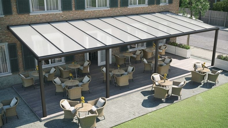 Vista dall'alto di una Veranda moderna nero 9005, dimensioni 11,06 x 3,5 metri con tetto in policarbonato opale. Pergola/Gazebo elegante e resistente alle intemperie, ideale per spazi esterni raffinati e confortevoli, offre protezione UV ed è facile da montare.