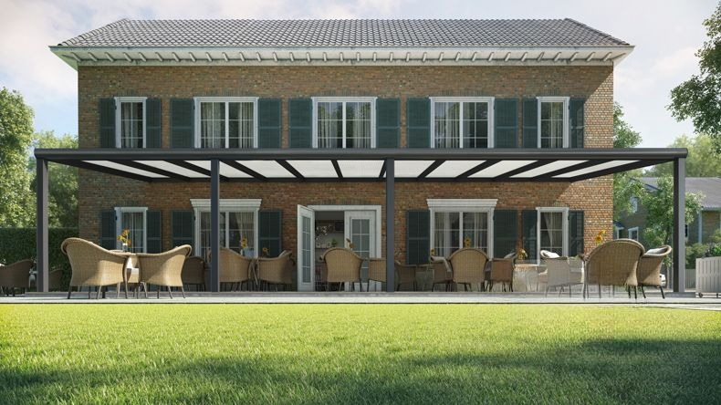 Vista Frontale di una Veranda moderna nero 9005, dimensioni 11,06 x 3,5 metri con tetto in policarbonato opale. Pergola/Gazebo elegante e resistente alle intemperie, ideale per spazi esterni raffinati e confortevoli, offre protezione UV ed è facile da montare.