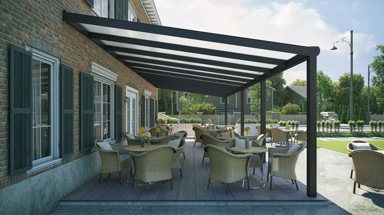 Vista laterale di una Veranda moderna nero 9005, dimensioni 11,06 x 3,5 metri con tetto in policarbonato opale. Pergola/Gazebo elegante e resistente alle intemperie, ideale per spazi esterni raffinati e confortevoli, offre protezione UV ed è facile da montare.