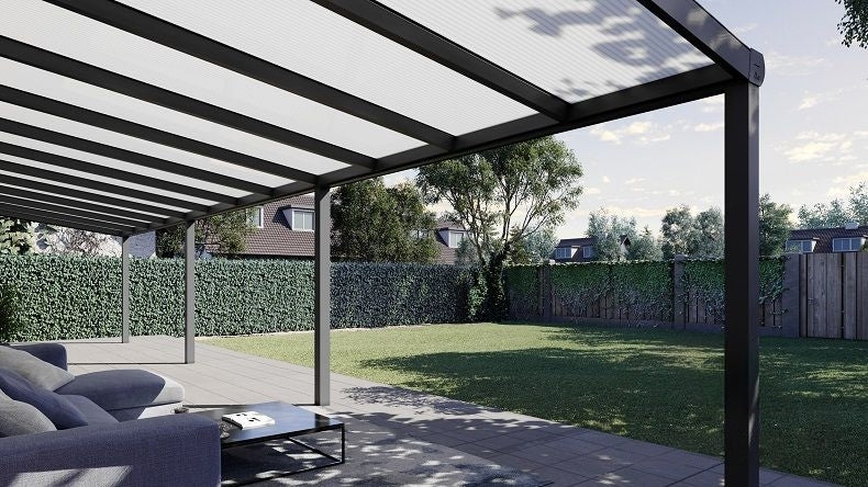 Vista Inferiore di una Veranda moderna antracite 7016, dimensioni 12,06 x 2,5 metri con tetto in policarbonato opale. Pergola/Gazebo elegante e resistente alle intemperie, ideale per spazi esterni raffinati e confortevoli, offre protezione UV ed è facile da montare.