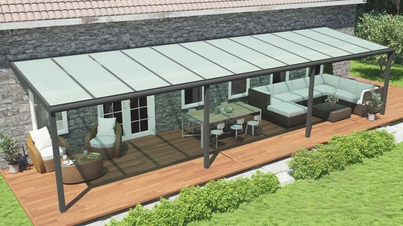 Vista dall'alto di una Veranda moderna antracite 7016, dimensioni 12,06 x 2,5 metri con tetto in vetro opale. Pergola/Gazebo elegante e resistente alle intemperie, ideale per spazi esterni raffinati e confortevoli, offre protezione UV ed è facile da montare.