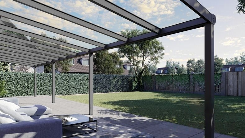 Vista Inferiore di una Veranda moderna antracite 7016, dimensioni 12,06 x 2,5 metri con tetto in vetro trasparente. Pergola/Gazebo elegante e resistente alle intemperie, ideale per spazi esterni raffinati e confortevoli, offre protezione UV ed è facile da montare.