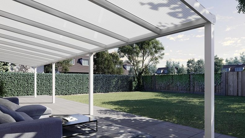 Vista Inferiore di una Veranda moderna bianco 9016, dimensioni 12,06 x 2,5 metri con tetto in policarbonato opale. Pergola/Gazebo elegante e resistente alle intemperie, ideale per spazi esterni raffinati e confortevoli, offre protezione UV ed è facile da montare.