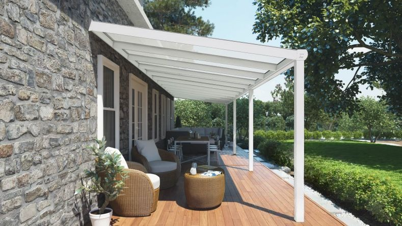 Vista laterale di una Veranda moderna bianco 9016, dimensioni 12,06 x 2,5 metri con tetto in policarbonato opale. Pergola/Gazebo elegante e resistente alle intemperie, ideale per spazi esterni raffinati e confortevoli, offre protezione UV ed è facile da montare.