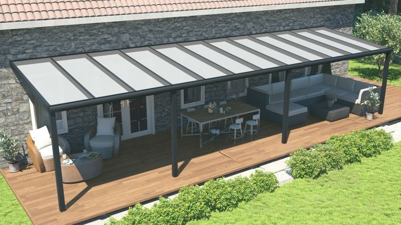 Vista dall'alto di una Veranda moderna nero 9005, dimensioni 12,06 x 2,5 metri con tetto in policarbonato opale. Pergola/Gazebo elegante e resistente alle intemperie, ideale per spazi esterni raffinati e confortevoli, offre protezione UV ed è facile da montare.