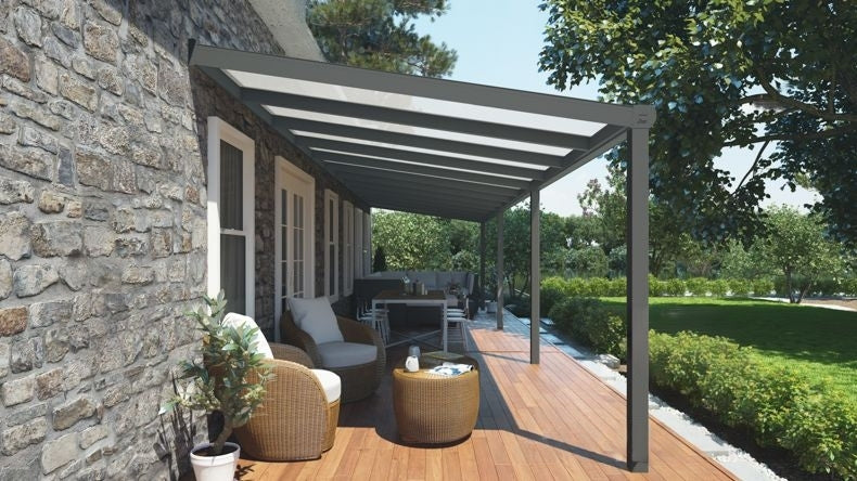 Vista laterale di una Veranda moderna antracite 7016, dimensioni 12,06 x 3,0 metri con tetto in policarbonato opale. Pergola/Gazebo elegante e resistente alle intemperie, ideale per spazi esterni raffinati e confortevoli, offre protezione UV ed è facile da montare.