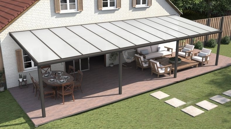 Vista dall'alto di una Veranda moderna antracite 7016, dimensioni 12,06 x 3,5 metri con tetto in policarbonato opale. Pergola/Gazebo elegante e resistente alle intemperie, ideale per spazi esterni raffinati e confortevoli, offre protezione UV ed è facile da montare.