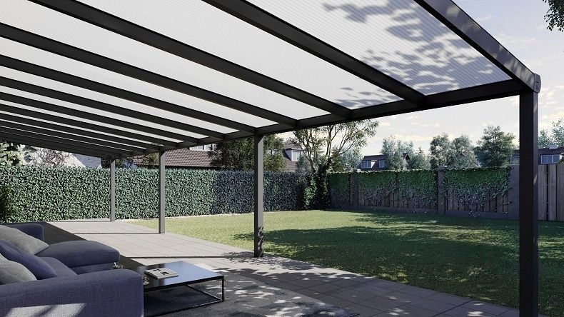 Vista Inferiore di una Veranda moderna antracite 7016, dimensioni 12,06 x 3,5 metri con tetto in policarbonato opale. Pergola/Gazebo elegante e resistente alle intemperie, ideale per spazi esterni raffinati e confortevoli, offre protezione UV ed è facile da montare.