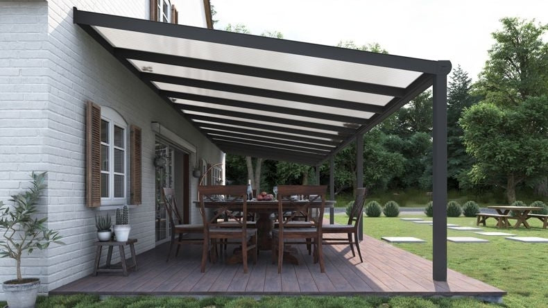 Vista laterale di una Veranda moderna antracite 7016, dimensioni 12,06 x 3,5 metri con tetto in policarbonato opale. Pergola/Gazebo elegante e resistente alle intemperie, ideale per spazi esterni raffinati e confortevoli, offre protezione UV ed è facile da montare.