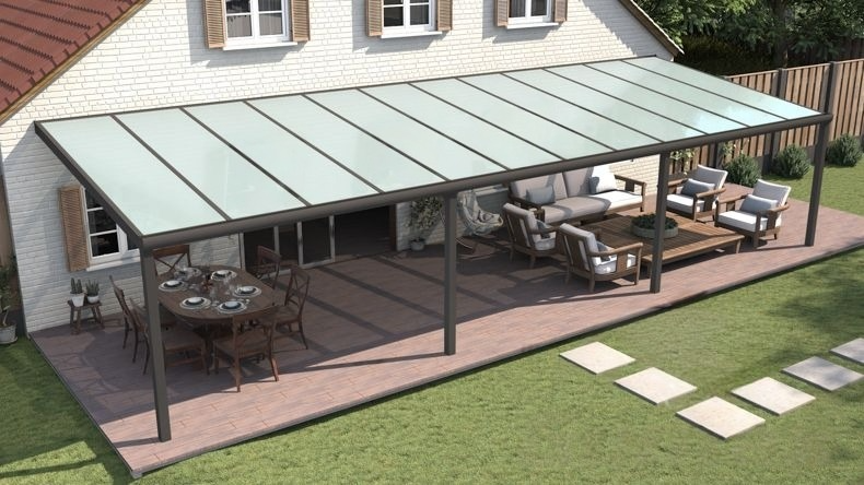 Vista dall'alto di una Veranda moderna antracite 7016, dimensioni 12,06 x 3,5 metri con tetto in vetro opale. Pergola/Gazebo elegante e resistente alle intemperie, ideale per spazi esterni raffinati e confortevoli, offre protezione UV ed è facile da montare.