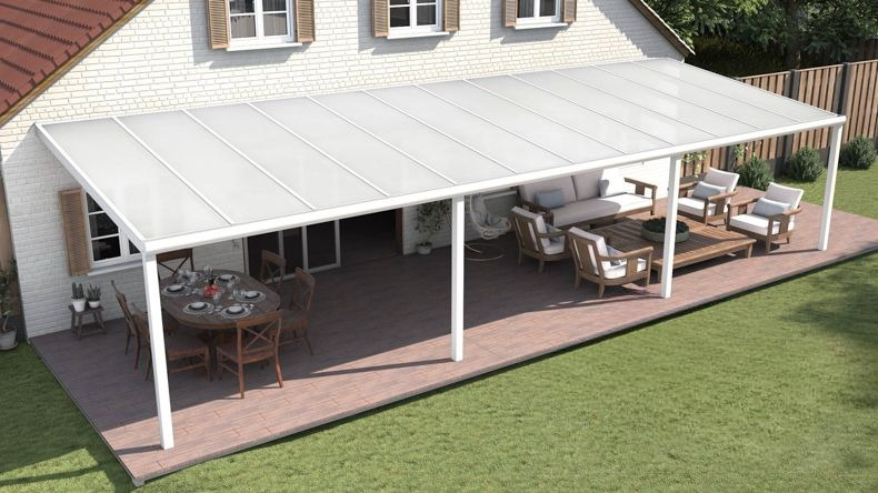 Vista dall'alto di una Veranda moderna bianco 9016, dimensioni 12,06 x 3,5 metri con tetto in policarbonato opale. Pergola/Gazebo elegante e resistente alle intemperie, ideale per spazi esterni raffinati e confortevoli, offre protezione UV ed è facile da montare.