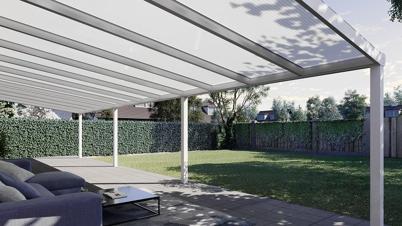 Vista Inferiore di una Veranda moderna bianco 9016, dimensioni 12,06 x 3,5 metri con tetto in policarbonato opale. Pergola/Gazebo elegante e resistente alle intemperie, ideale per spazi esterni raffinati e confortevoli, offre protezione UV ed è facile da montare.