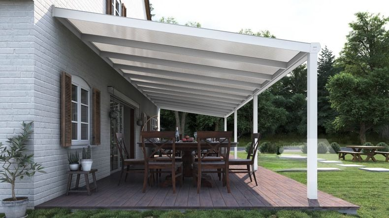 Vista laterale di una Veranda moderna bianco 9016, dimensioni 12,06 x 3,5 metri con tetto in policarbonato opale. Pergola/Gazebo elegante e resistente alle intemperie, ideale per spazi esterni raffinati e confortevoli, offre protezione UV ed è facile da montare.