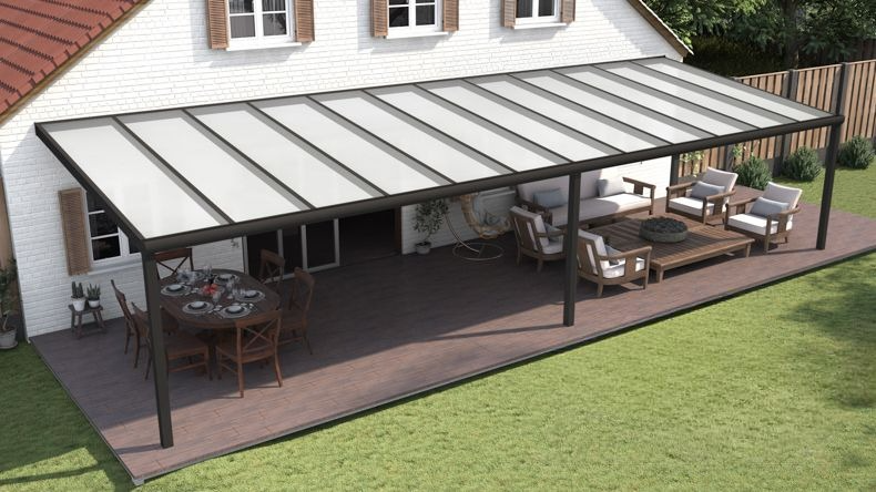 Vista dall'alto di una Veranda moderna nero 9005, dimensioni 12,06 x 3,5 metri con tetto in policarbonato opale. Pergola/Gazebo elegante e resistente alle intemperie, ideale per spazi esterni raffinati e confortevoli, offre protezione UV ed è facile da montare.