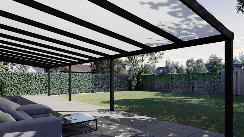 Vista Inferiore di una Veranda moderna nero 9005, dimensioni 12,06 x 3,5 metri con tetto in policarbonato opale. Pergola/Gazebo elegante e resistente alle intemperie, ideale per spazi esterni raffinati e confortevoli, offre protezione UV ed è facile da montare.