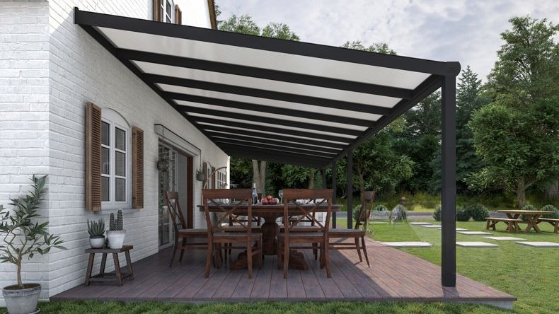 Vista laterale di una Veranda moderna nero 9005, dimensioni 12,06 x 3,5 metri con tetto in policarbonato opale. Pergola/Gazebo elegante e resistente alle intemperie, ideale per spazi esterni raffinati e confortevoli, offre protezione UV ed è facile da montare.