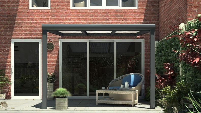 Vista Frontale di una Veranda moderna antracite 7016, dimensioni 3,06 x 2,5 metri con tetto in policarbonato opale. Pergola/Gazebo elegante e resistente alle intemperie, ideale per spazi esterni raffinati e confortevoli, offre protezione UV ed è facile da montare.