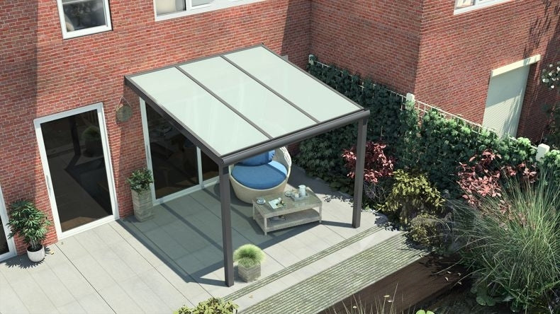 Vista dall'alto di una Veranda moderna antracite 7016, dimensioni 3,06 x 2,5 metri con tetto in vetro opale. Pergola/Gazebo elegante e resistente alle intemperie, ideale per spazi esterni raffinati e confortevoli, offre protezione UV ed è facile da montare.