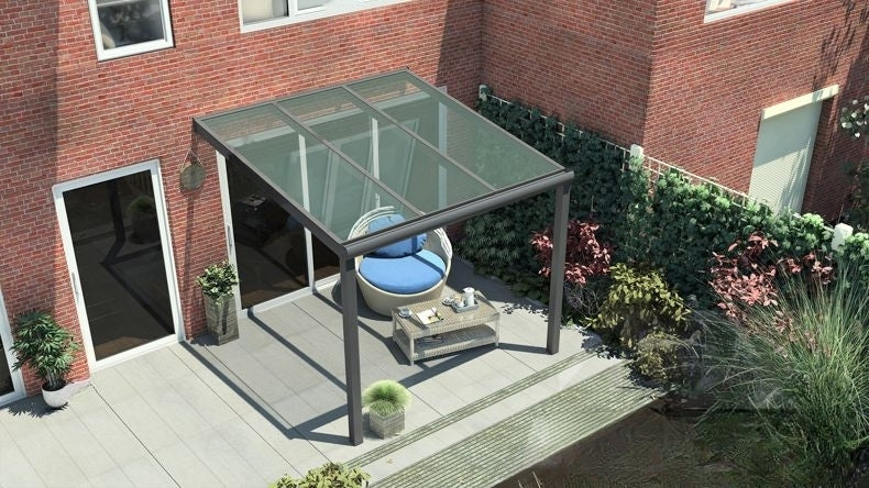 Vista dall'alto di una Veranda moderna antracite 7016, dimensioni 3,06 x 2,5 metri con tetto in vetro trasparente. Pergola/Gazebo elegante e resistente alle intemperie, ideale per spazi esterni raffinati e confortevoli, offre protezione UV ed è facile da montare.