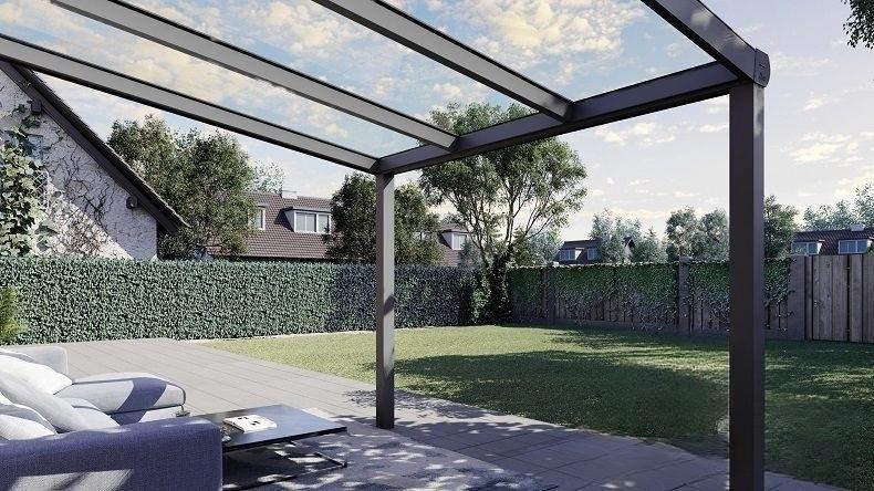 Vista Inferiore di una Veranda moderna antracite 7016, dimensioni 3,06 x 2,5 metri con tetto in vetro trasparente. Pergola/Gazebo elegante e resistente alle intemperie, ideale per spazi esterni raffinati e confortevoli, offre protezione UV ed è facile da montare.