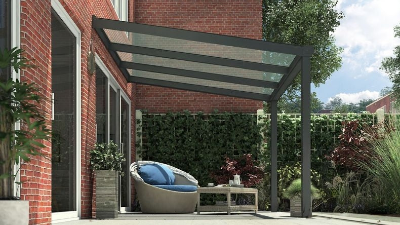 Vista laterale di una Veranda moderna antracite 7016, dimensioni 3,06 x 2,5 metri con tetto in vetro trasparente. Pergola/Gazebo elegante e resistente alle intemperie, ideale per spazi esterni raffinati e confortevoli, offre protezione UV ed è facile da montare.