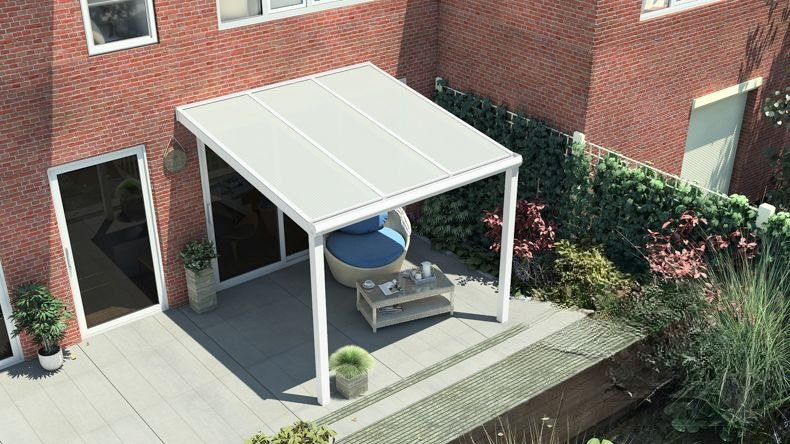 Vista dall'alto di una Veranda moderna bianco 9016, dimensioni 3,06 x 2,5 metri con tetto in policarbonato opale. Pergola/Gazebo elegante e resistente alle intemperie, ideale per spazi esterni raffinati e confortevoli, offre protezione UV ed è facile da montare.