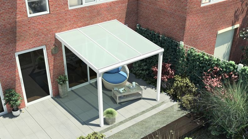 Vista dall'alto di una Veranda moderna bianco 9016, dimensioni 3,06 x 2,5 metri con tetto in vetro opale. Pergola/Gazebo elegante e resistente alle intemperie, ideale per spazi esterni raffinati e confortevoli, offre protezione UV ed è facile da montare.