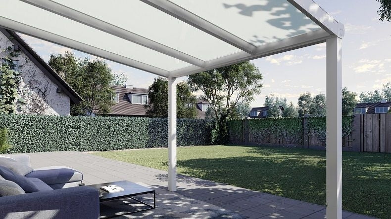 Vista Inferiore di una Veranda moderna bianco 9016, dimensioni 3,06 x 2,5 metri con tetto in vetro opale. Pergola/Gazebo elegante e resistente alle intemperie, ideale per spazi esterni raffinati e confortevoli, offre protezione UV ed è facile da montare.