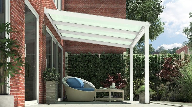 Vista laterale di una Veranda moderna bianco 9016, dimensioni 3,06 x 2,5 metri con tetto in vetro opale. Pergola/Gazebo elegante e resistente alle intemperie, ideale per spazi esterni raffinati e confortevoli, offre protezione UV ed è facile da montare.