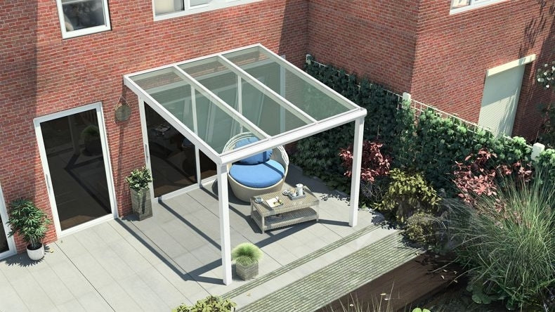 Vista dall'alto di una Veranda moderna bianco 9016, dimensioni 3,06 x 2,5 metri con tetto in vetro trasparente. Pergola/Gazebo elegante e resistente alle intemperie, ideale per spazi esterni raffinati e confortevoli, offre protezione UV ed è facile da montare.