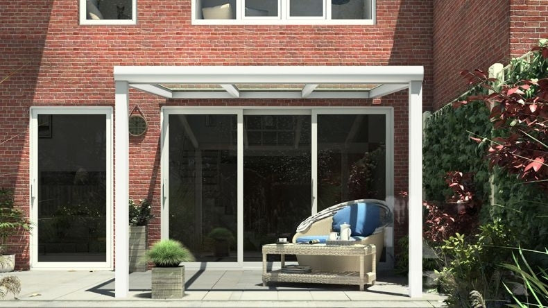 Vista Frontale di una Veranda moderna bianco 9016, dimensioni 3,06 x 2,5 metri con tetto in vetro trasparente. Pergola/Gazebo elegante e resistente alle intemperie, ideale per spazi esterni raffinati e confortevoli, offre protezione UV ed è facile da montare.